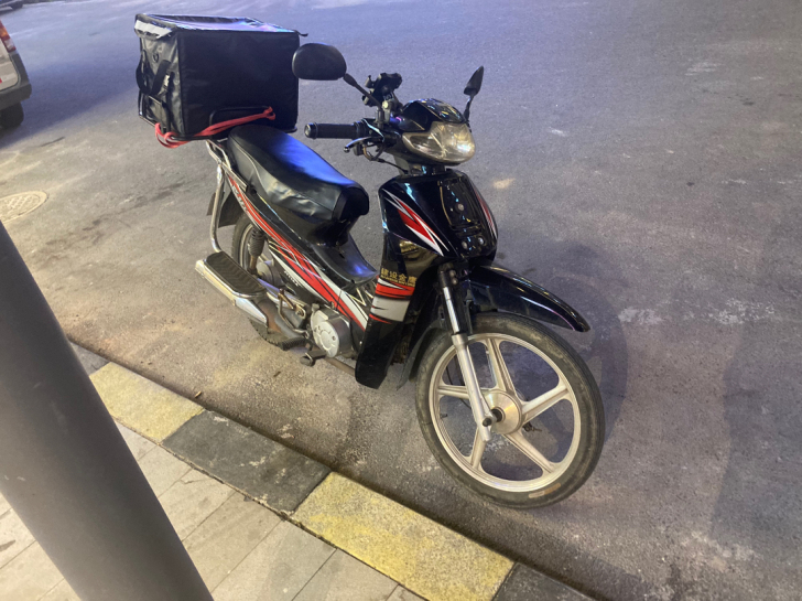 18年上牌的弯梁摩托车,买的同事的车!手续...