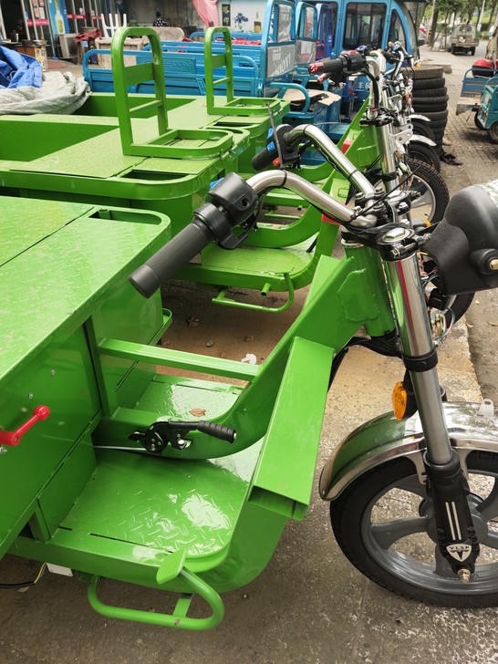 电瓶三轮车厂家直销低价出售有需要的联系哦