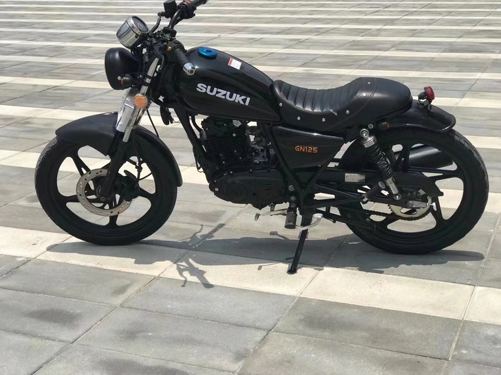 铃木复古太子125 高端大气颜色靓丽 发...