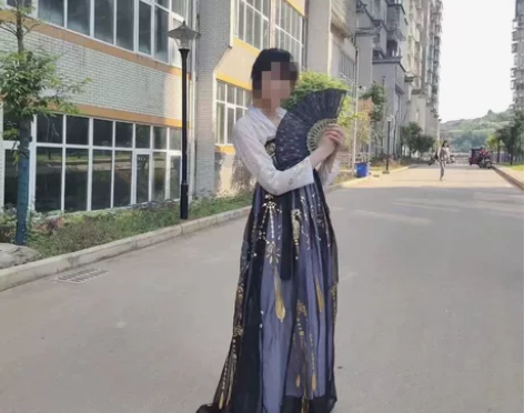 黑云鹤，只穿过几次，便宜卖了，三米摆，适合...