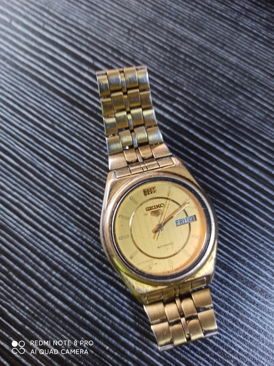 男款精工手表，机械，摇晃能走，有明显佩戴痕迹