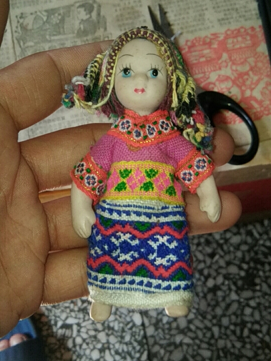 民族瓷娃娃,很漂亮,手臂和腿都可以活动,拍...