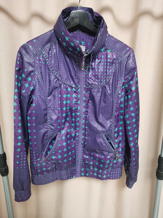 森马夹克外套，领口有帽子，有拉链可以收起来