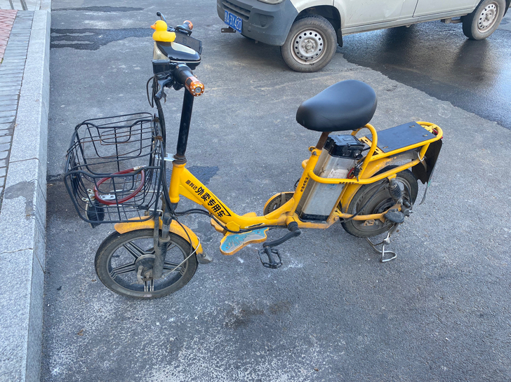一车一电一充 锂电池 48 12。充电方便...