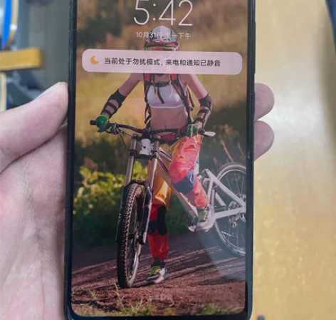 小米8，自用一手，底部有一处磕伤不影响使用...