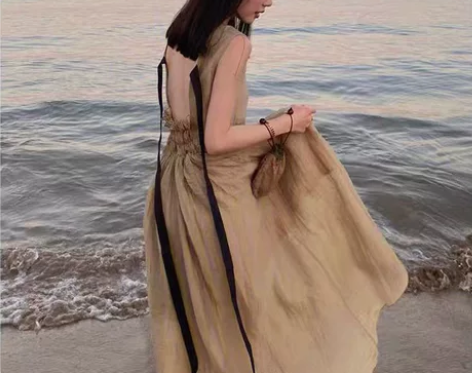 法式无袖高级设计感沙漠色褶皱肌理超仙露背度...