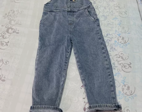 奶油kids全新背带牛仔裤,买了一次也没穿...