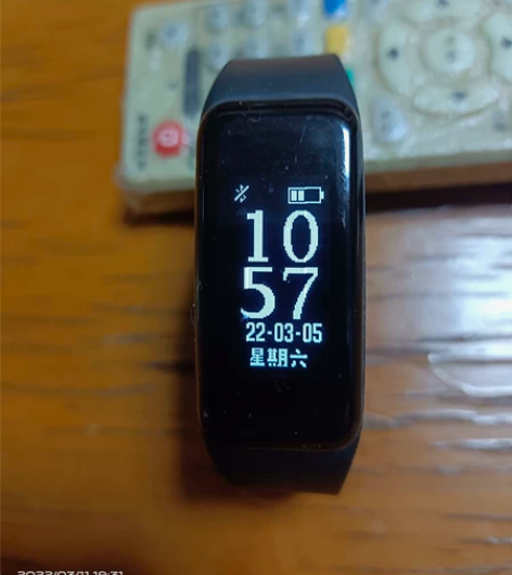 闲置荣耀手环，可以测血压，心率，计步，久坐...