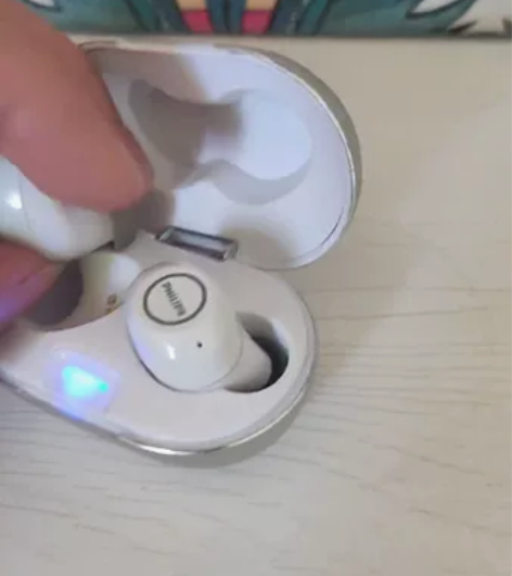 飞利浦耳机，耳机充电仓盖子松动。问题不大，...