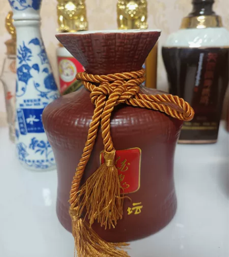 白胎酱紫色陶瓷瓶子摆件，造型独特，釉面光润...