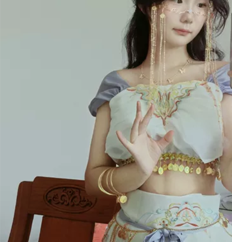 《琼瑶公主》捌伍柒家的m码 拍照片穿过一次...