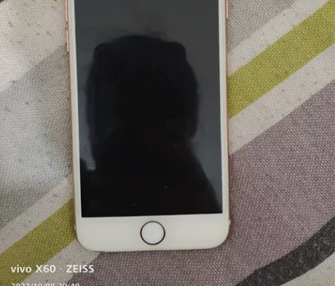 闲置手机苹果8 送手机壳和充电器 自取或市...