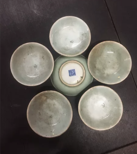 清代豆青碟，有款，其中一个有冲，釉水好，可...