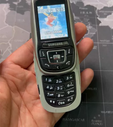 三星E358经典滑盖手机 手机开机如图所示...