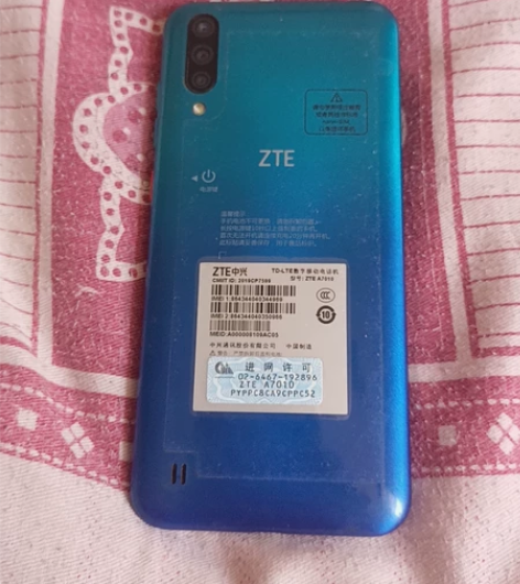 中兴a7s。无拆修。仅钢化膜有裂痕。充电器...