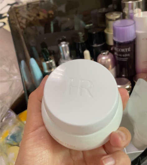 三月份开了太多面霜 夏天基本上不怎么涂 用...