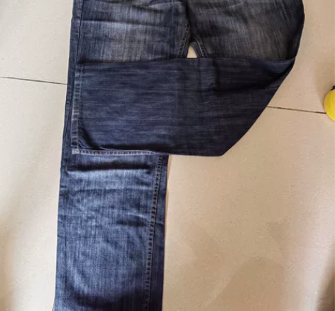 男式牛仔裤，面料软，不是特别厚的那种。 腰...