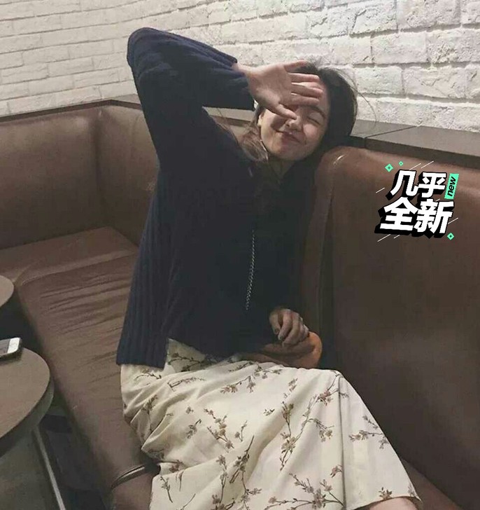 素色碎花半身裙(M码)，无瑕疵，偏小，很仙...