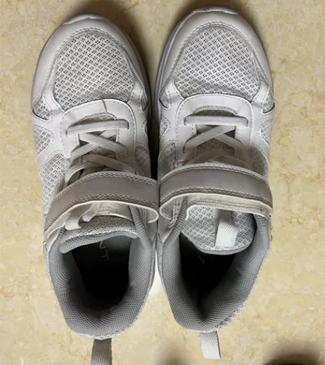 安踏童鞋，35码，内长22厘米 感兴趣的话...