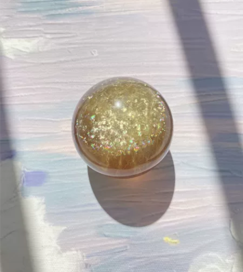 天然星光云母片彩虹黄棕萤石球 尺寸4.9c...