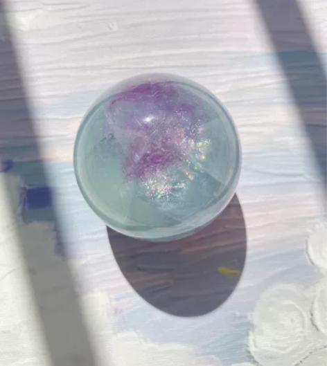 天然仙仙粉绿条纹云母片萤石球 这种紫绿也算...