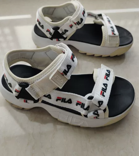 斐乐女凉鞋36.5的,清鞋柜鞋子白色部位有...