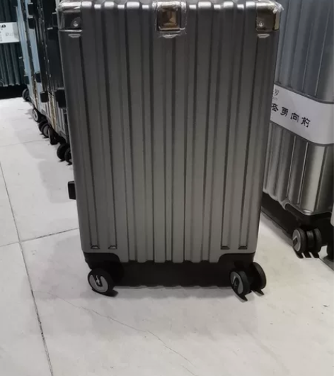 商场撤柜处理，海沃袋鼠茶金色框铝镁合金拉杆...