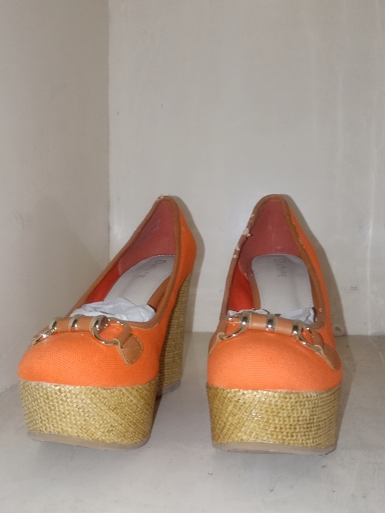 达芙妮专柜正品出仓的库存坡跟防水台高跟秋鞋...