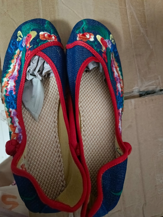 朋友之前在景区卖的鞋子，因为已回老家不做了...