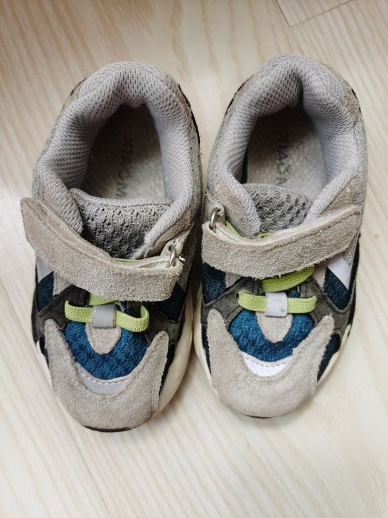 8.5新运动鞋，侧边反光条设计，23码内长...