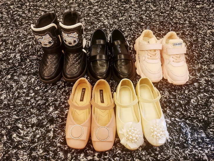 孩子拍衣服用来搭配的鞋子很多，实物非常新的...