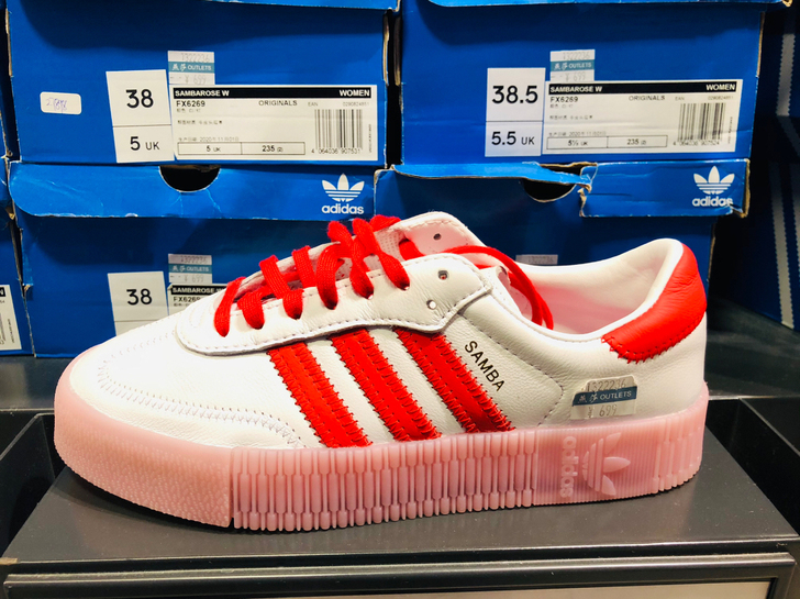 阿迪达斯三叶草全新，奥特莱斯专卖店。假一赔...