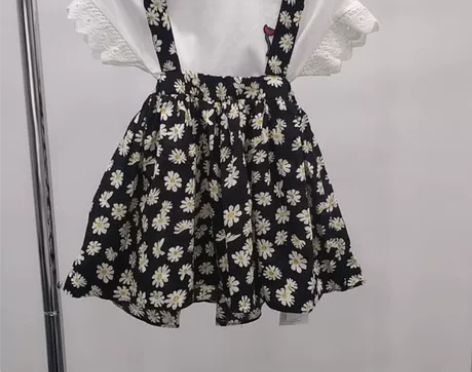 小雏菊背带裙 复古的小味道 上身秒变小淑女...