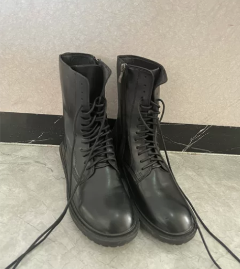 皮子马丁靴 可搭配工装裤 也可搭配裙子打底...