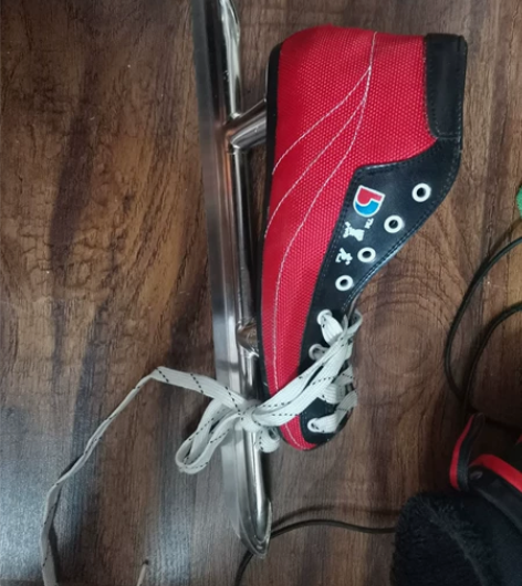 老款黑龙冰刀鞋,原价300多的,现在70。...
