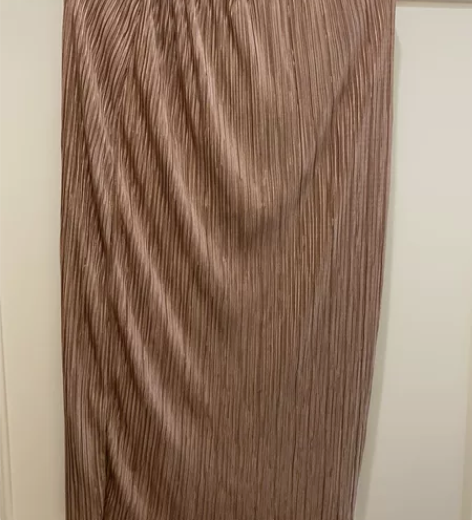 金色 褶皱弹力包裙 中裙 感兴趣的话点“我...