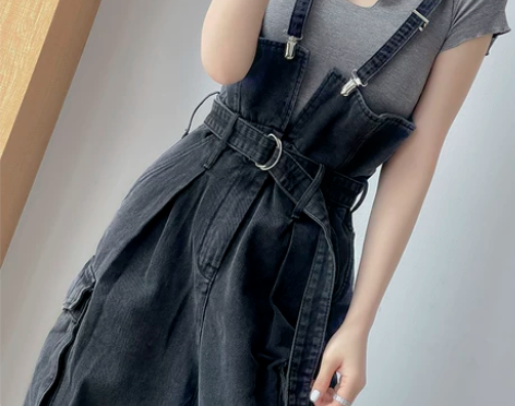 个性时尚的黑灰色背带牛仔裤 工装风宽松高腰...