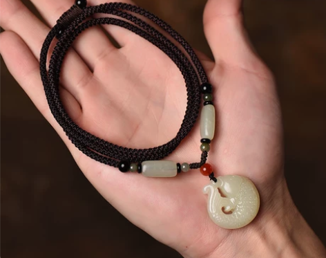 忍痛割爱！！天然白玉年年有鱼吊坠，玉雕工作...