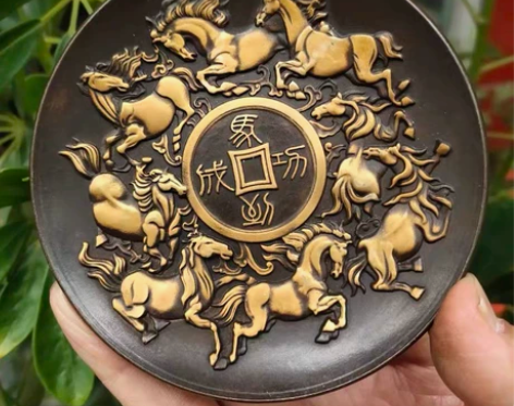 古玩铜器杂项收藏 仿古黄铜鎏金马到成功盘子...