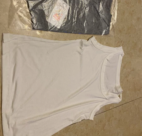 俩条女士背心。新?? 感兴趣的话点“我想要...