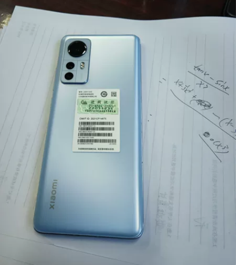 小米12自用，12+256，平时也就刷个抖...