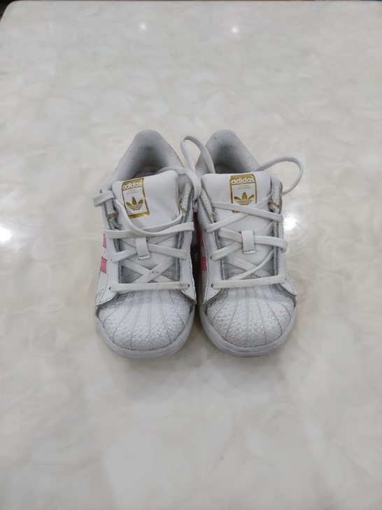 阿迪达斯童鞋，尺码图片里有，手机原相机拍摄...