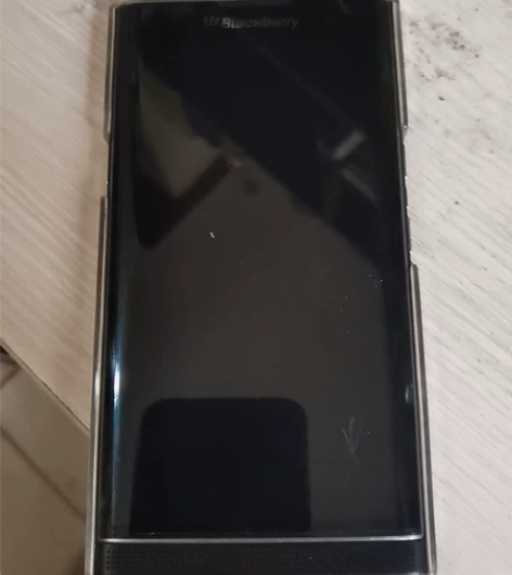 黑莓pirv，九新，屏幕划痕是保护膜，接受...