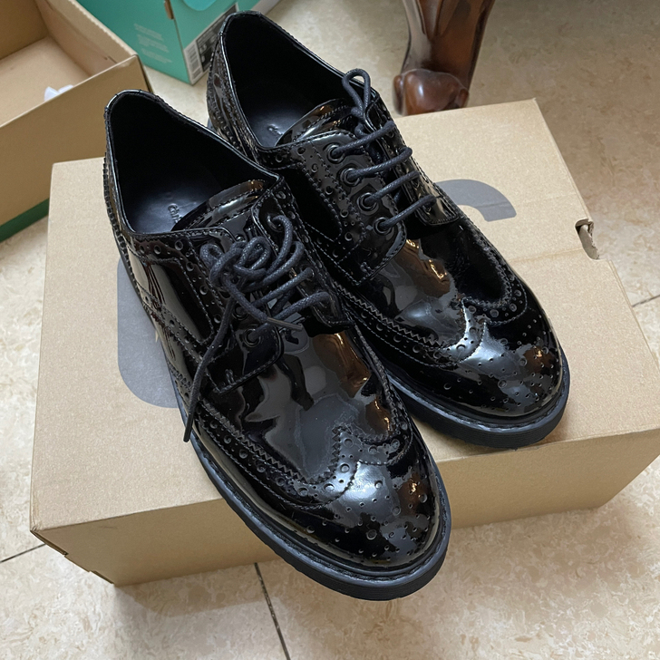 布洛克皮鞋.仅拍照试穿一会.增高4厘米左右...