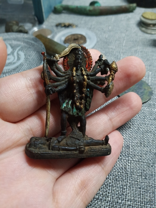 一个铜佛,造型独特,放在桌子上当摆件非常不...