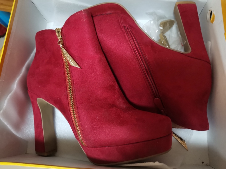 婚鞋女鞋，就穿过一天，跟大概7公分左右，里...