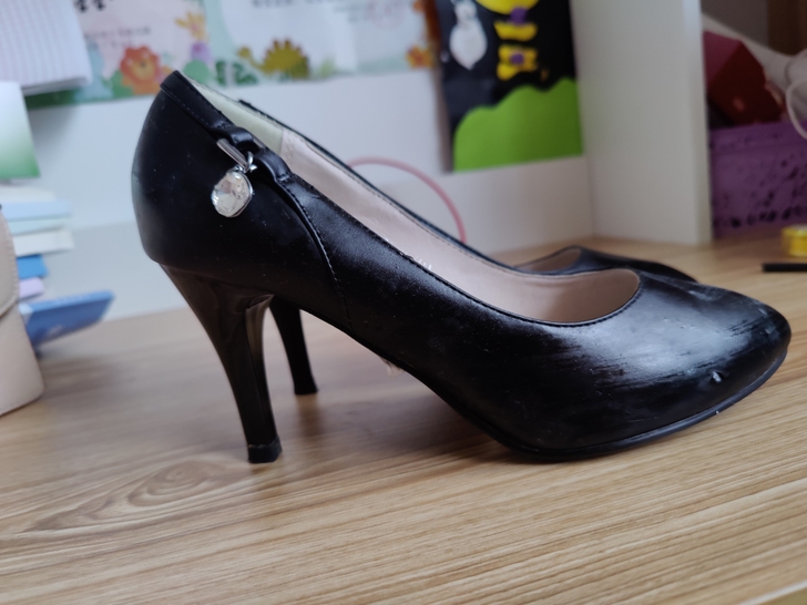 依思Q黑色pu皮高跟鞋，跟高5厘米左右。3...