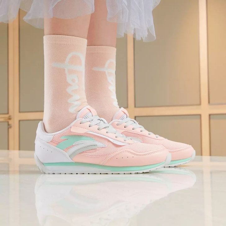 是安踏牌子的,全新,试穿过,脚有甲沟炎,这...