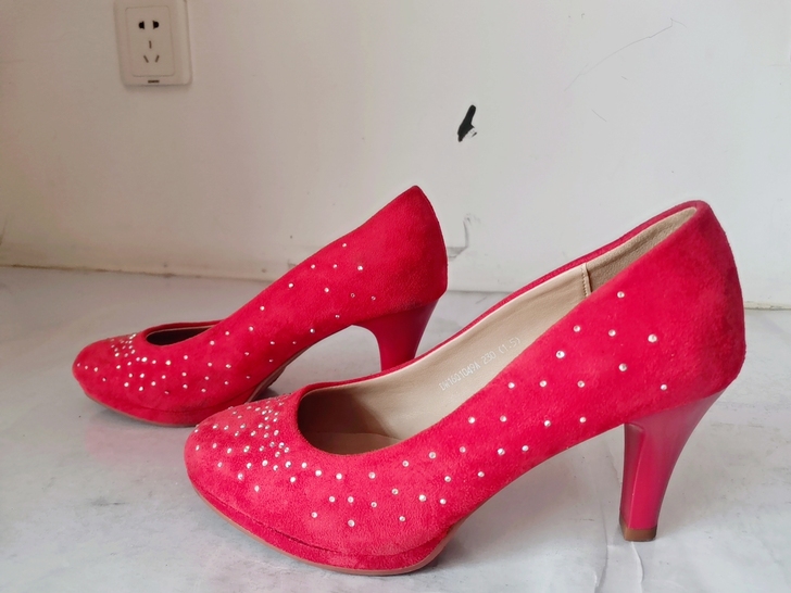 大东36码，鞋根7厘米左右，橘红色，实体店...