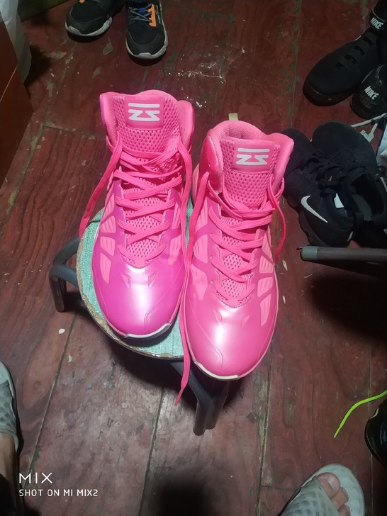 李宁运动鞋，实物如图所示大概八成新左右，包...